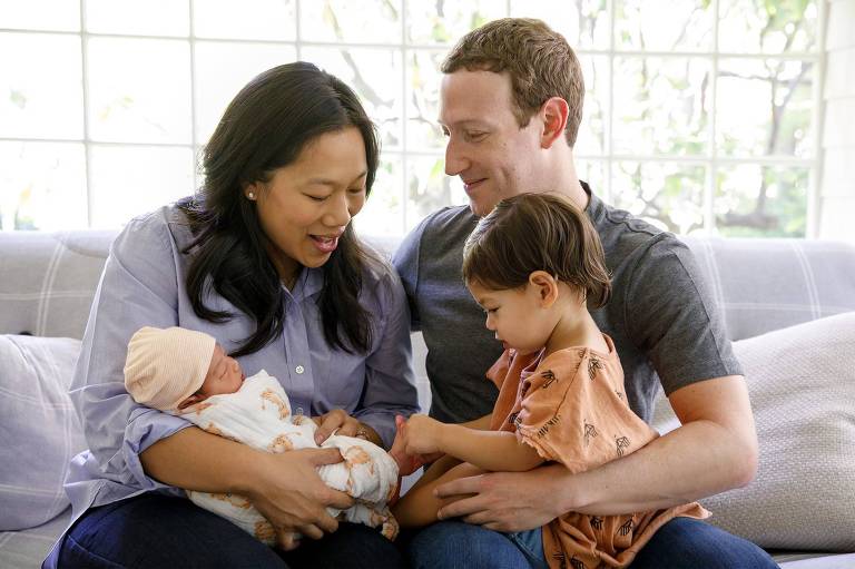Mark Zuckerberg com a esposa Priscilla Chan e as filhas