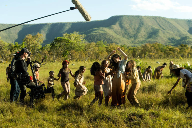 Bastidor da novela 'O Outro Lado do paraíso': personagem Clara (Bianca Bin) brinca com crianças no campo