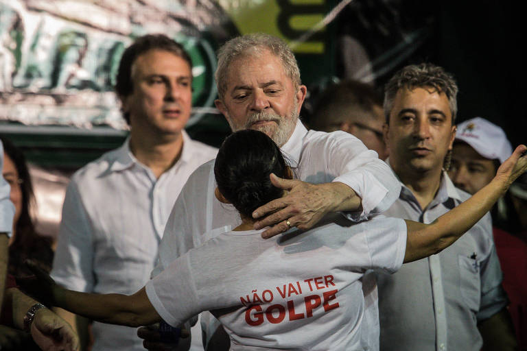 O ex-presidente Lula visita a cidade do Crato, vizinha a Juazeiro do Norte, no Ceará; ele estava acompanhado pelo governador Camilo Santana