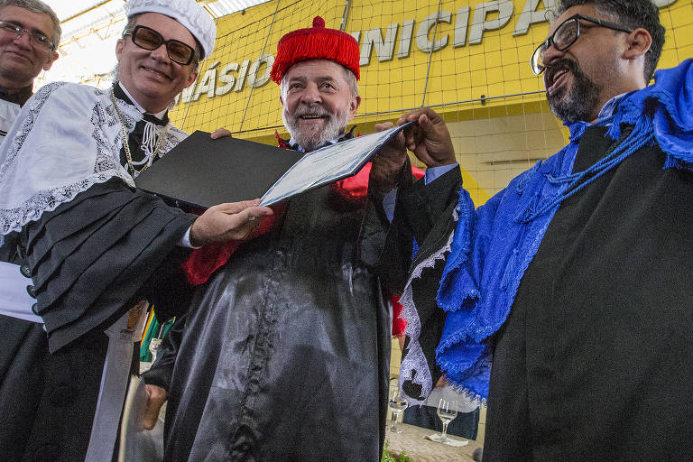 O ex-presidente Lula recebe o título de doutor honoris causa na Uneal (Universidade Estadual de Alagoas) durante caravana pelo Nordeste, em 2017, oito meses antes de ser preso