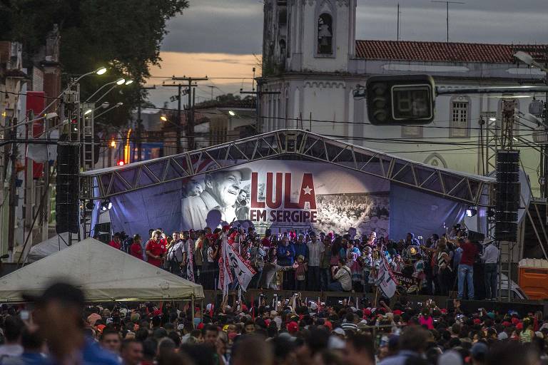 No quarto dia da Caravana pelo Brasil, o ex-presidente Lula chega a Estância, em Sergipe; durante discurso ele se emocionou falando do ex-governador Marcelo Deda e de Marisa Letícia, ambos mortos recentemente