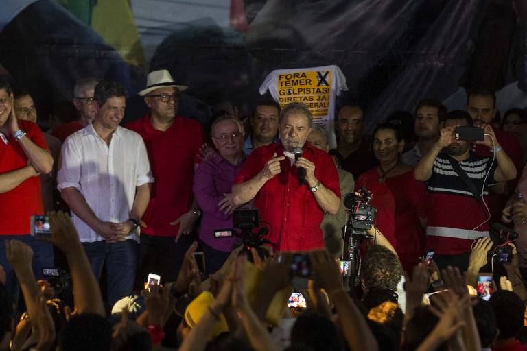 No quinto dia da Caravana pelo Brasil, o ex-presidente Lula chega à Associação Atlética de Itabaiana, em Sergipe, onde se encontrou com  lideranças políticas, militantes e simpatizantes