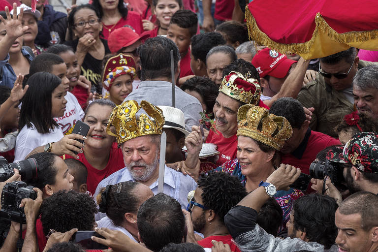 No 10º dia da Caravana pelo Brasil, os ex-presidentes Lula e Dilma visitam o bairro de Brasília Teimosa, uma vila de pescadores em Recife; Lula esteve lá logo que assumiu a Presidência em 2003