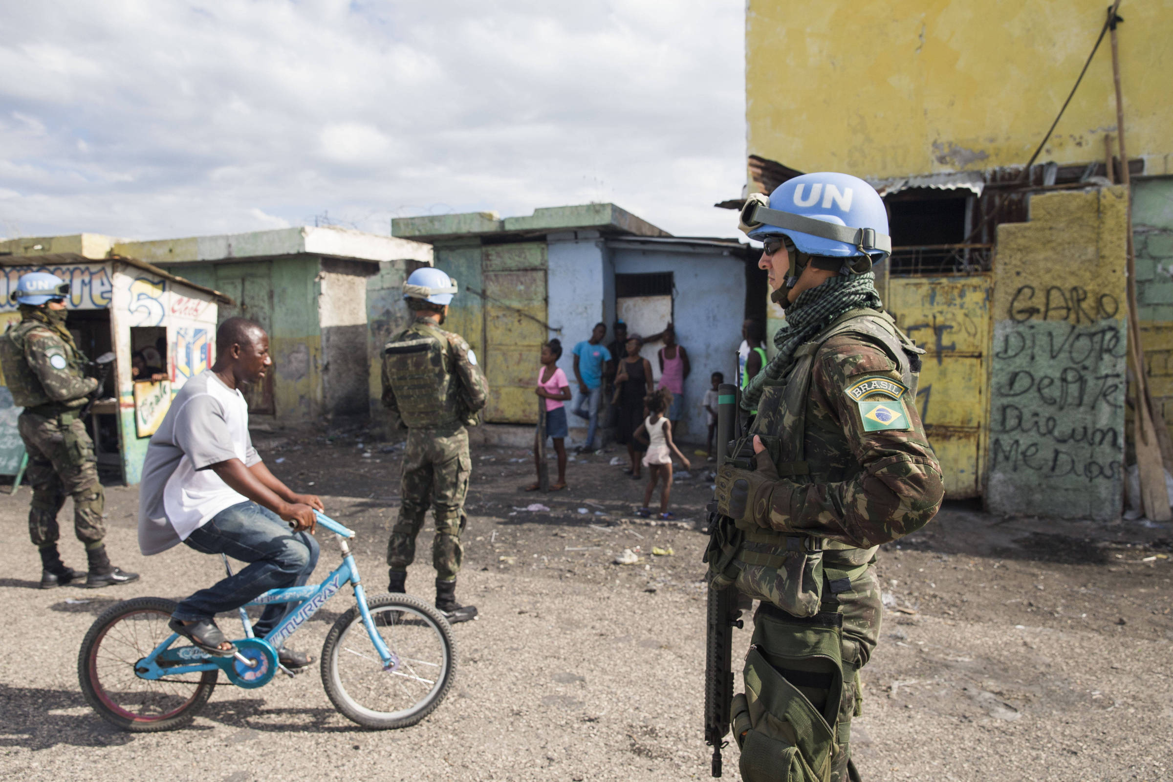 ONU inspeciona tropas da Marinha e do Exército Brasileiro