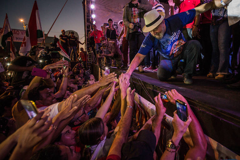 Na Caravana pelo Brasil, o ex-presidente Lula discursa na cidade do Ouricuri (PE) e cumprimenta simpatizantes