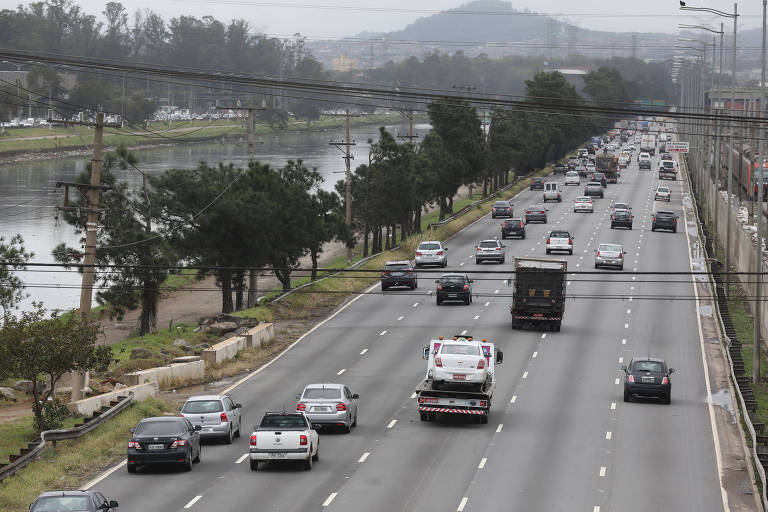 O prefeito de São Paulo, João Doria (PSDB), falou na entrevista á Rádio Bandeirantes que estuda flexibilizar a Lei Cidade Limpa e permitir que propagandas de tamanho maior sejam expostas nas marginais Tiete e Pinheiros