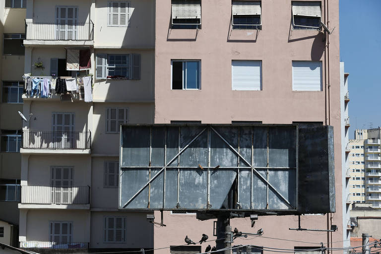 Carcaça de outdoor no viaduto Júlio Mesquita, na Bela Vista, em 2016 --dez anos após a lei Cidade Limpa começar a valer em São Paulo