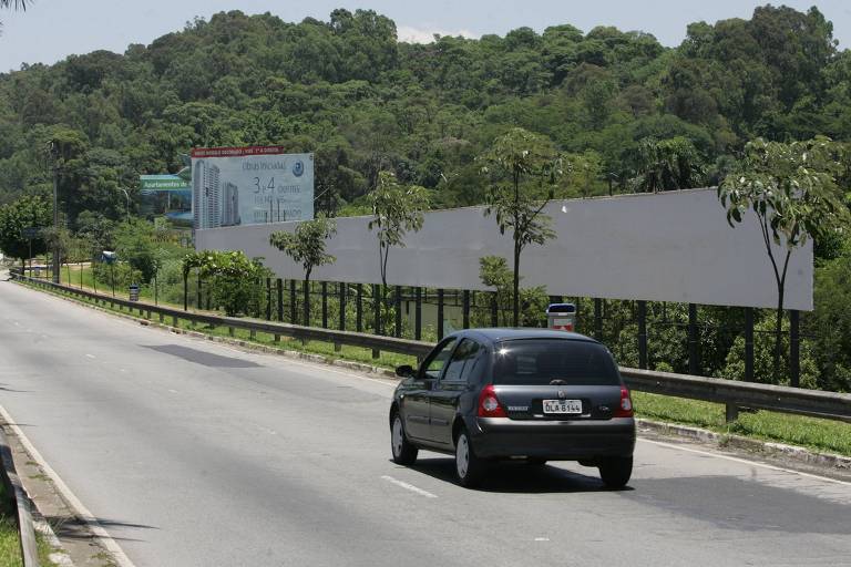 Em 2005, um outdoor de quase 500 metros de extensão causou polêmica na zona sul de São Paulo ao tapar quase toda a vista do parque Burle Marx