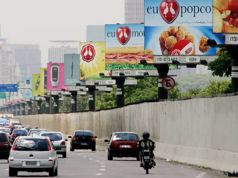 Outdoors na marginal Pinheiros, na altura da raia da Cidade Universitária