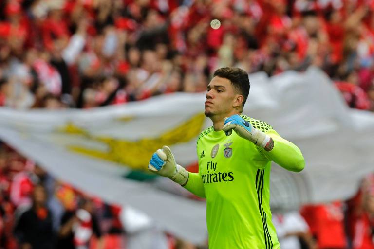 Alisson é eleito melhor goleiro do mundo no prêmio Bola de Ouro - ISTOÉ  Independente