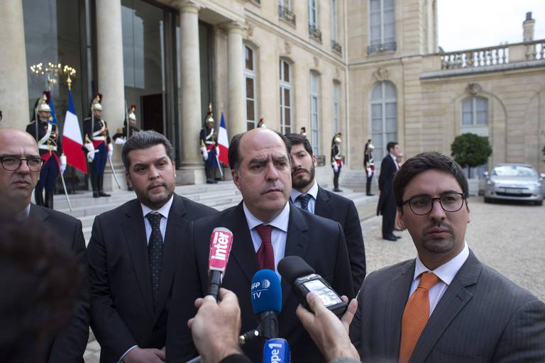 Julio Borges (2  esq.), e seu vice, Freddy Guevara (1  esq.), conversam com jornalistas em Paris
