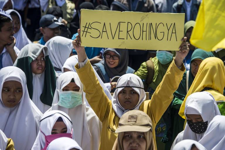 Indonesian activists protest against Myanmar in Surabaya, Indonesia's second largest city on September 5, 2017, about the humanitarian crisis in western Myanmar's Rakhine state on the border with Bangladesh. Indonesia's Foreign Minister Retno Marsudi met Aung San Suu Kyi as well as Myanmar's army chief General Min Aung Hlaing in Naypyidaw on September 4 in a bid to pressure the government to do more to alleviate the crisis over the plight of the Rohingya Muslim minority. / AFP PHOTO / JUNI KRISWANTO