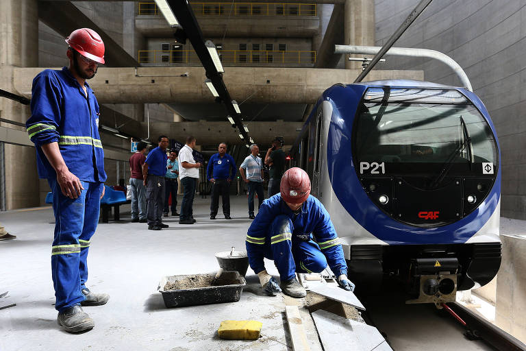 Funcionários trabalham na finalização da estação Brooklin, da linha 5-lilás