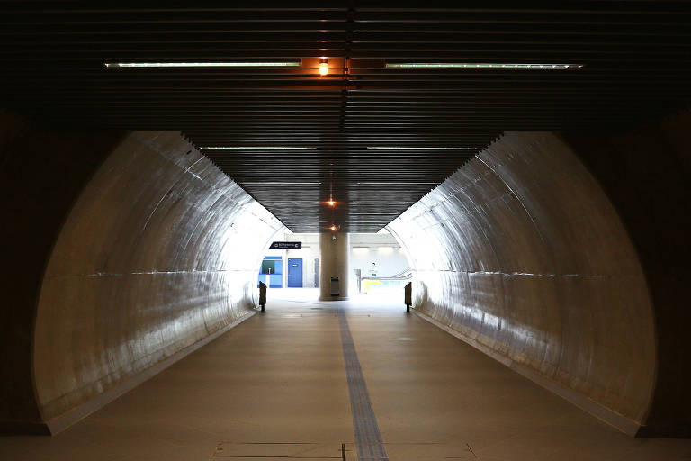 Corredor de acesso à estação Brooklin da linha 5-lilás