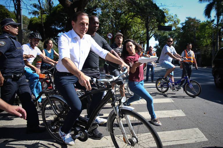 Dória inaugura ciclofaixa na Avenida Brasil 