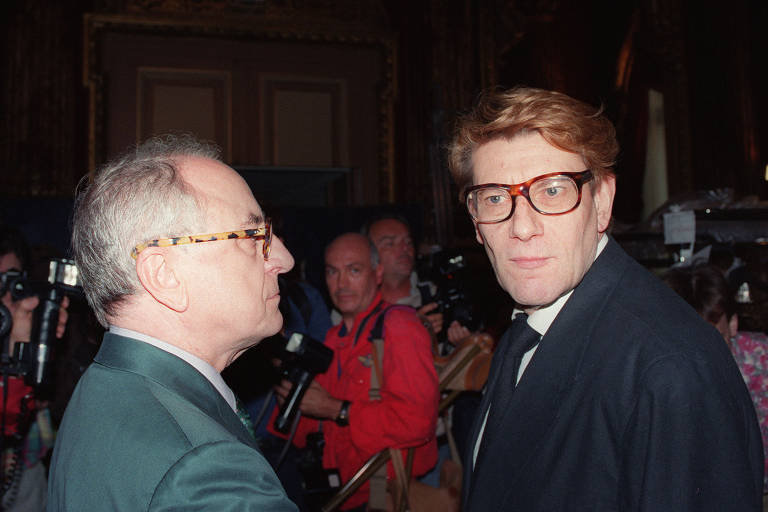 Pierre Berg ( esq.) e Yves Saint Laurent durante desfile de moda em 1992