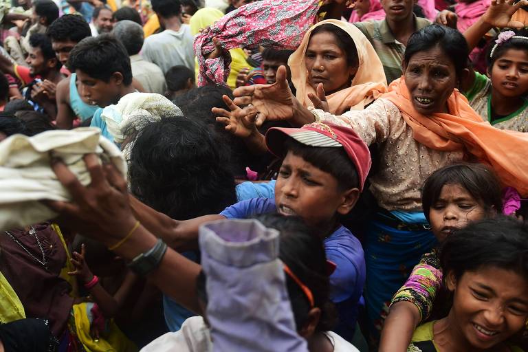 Rhohingyas buscam alimentos em um dos campos de refugiados em Bangladesh 