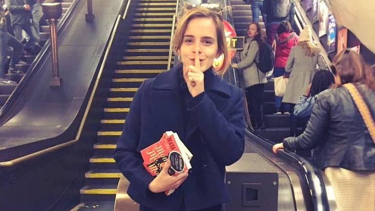 Emma Watson distribui livros no metrô de Londres