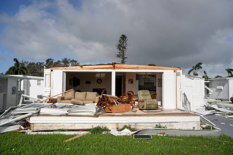 Trailer fica destruído após a passagem dos ventos do furacão Irma, em Nápoles, na Flórida