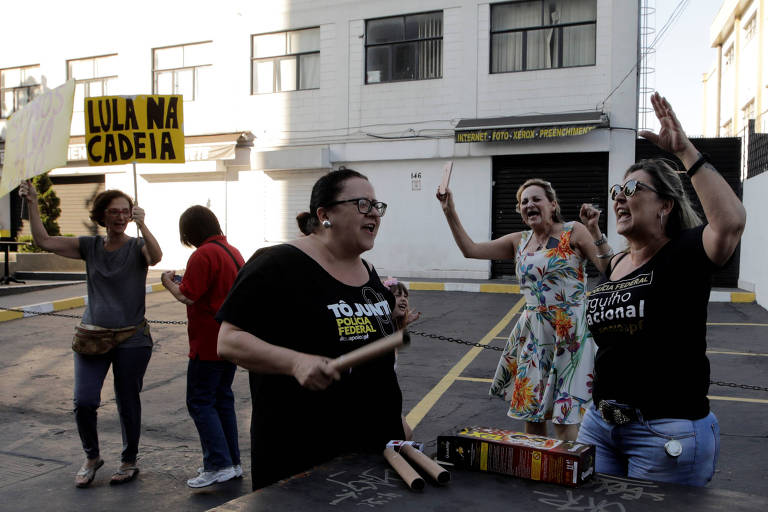 Grupo protesta na frente da Polícia Federal, onde Joesley Batista e Ricardo Saud foram presos