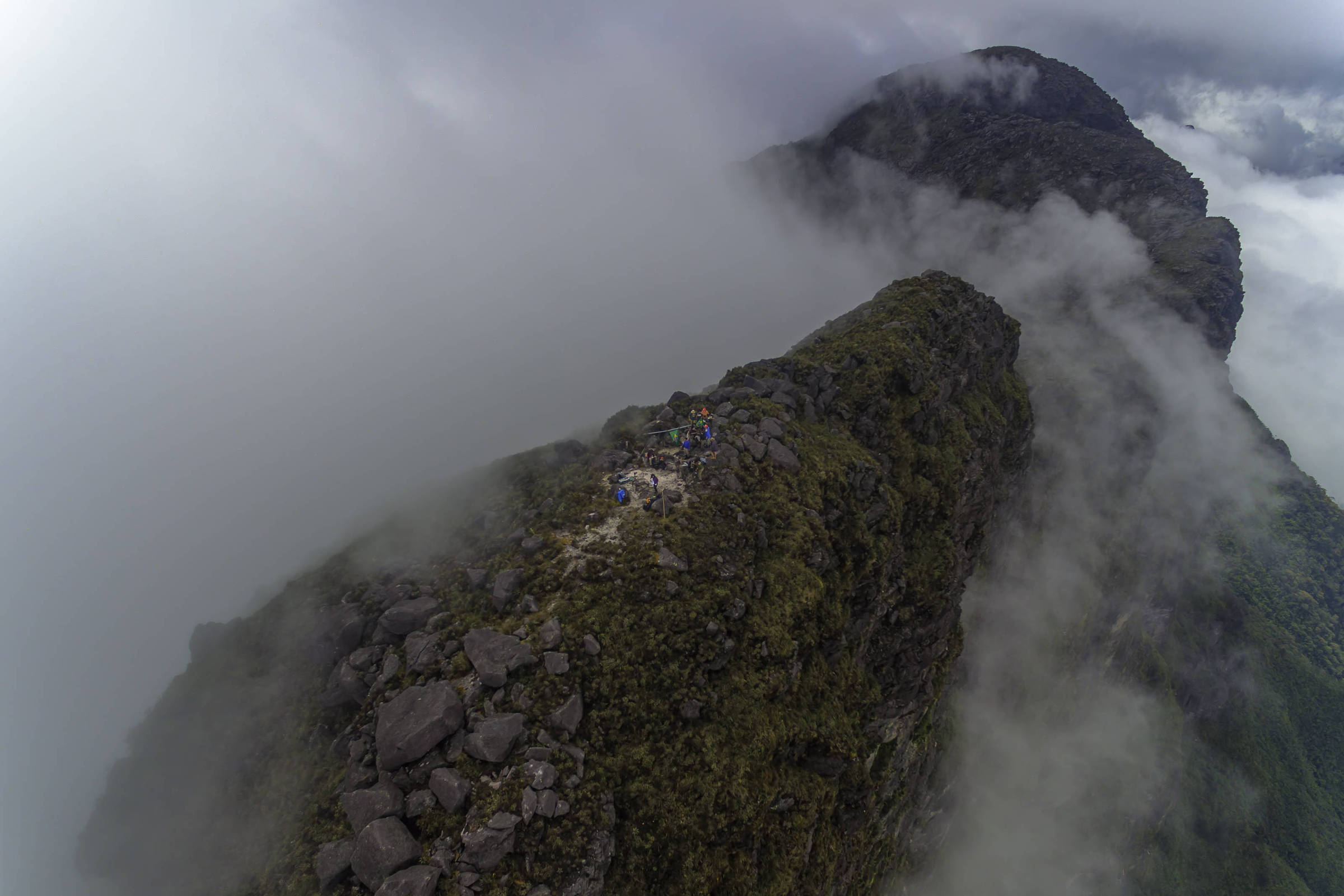 Pico da Neblina reabre para turistas 08/04/2022 É Logo Ali Folha Pico da Neblina reabre para turistas 08/04/2022 É Logo Ali Folha