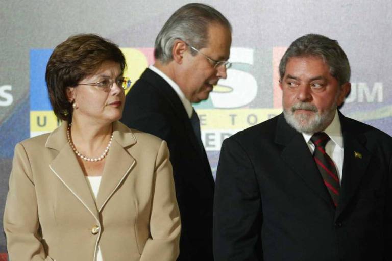Em 2005, eclode o escândalo do mensalão, esquema de compra de apoio político no Congresso. Episódio desencadeia crise no governo e leva à queda do ex-ministro José Dirceu (ex-Casa Civil), substituído por Dilma Rousseff