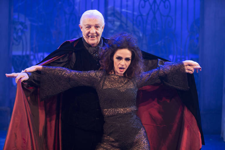 Os atores Claudia Ohana e Ney Latorraca em cena do musical "Vamp"