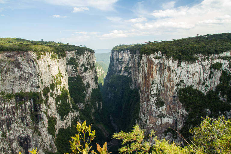 Vista do cânion Itaimbezinho no Parque Nacional de Aparados da Serra, no Rio Grande do Sul
