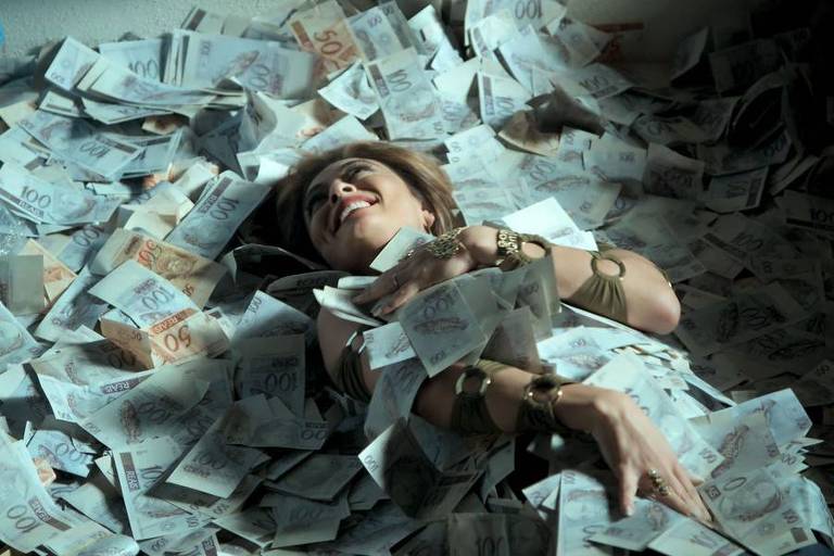 Juliana Paes coberta de dinheiro em "A Força do Querer" 