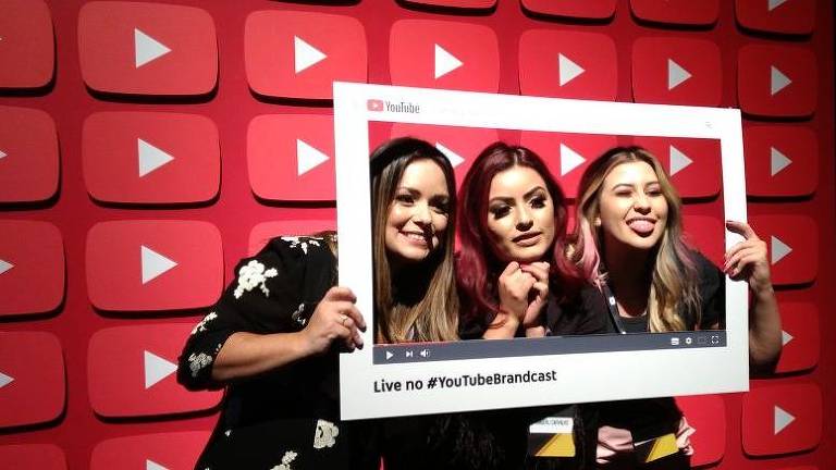 As youtubers Flavia Calina, Kim Rosacuca e Niina Secrets no evento Youtube Brandcast nesta quarta (13)