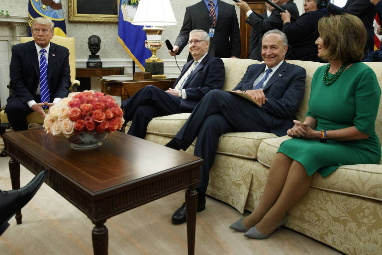 Donald Trump com o republicano Mitch McConnell e os democratas Chuck Schumer e Nancy Pelosi