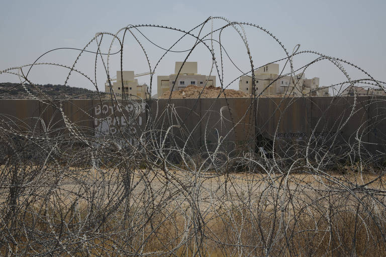 Assentamento judeu na Cisjordânia visto de Bilin, um vilarejo palestino