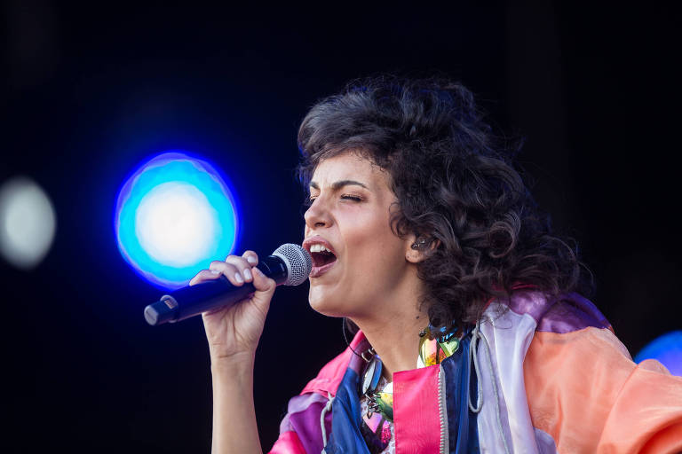 Cantora CÉU em apresentação no Rock in Rio
