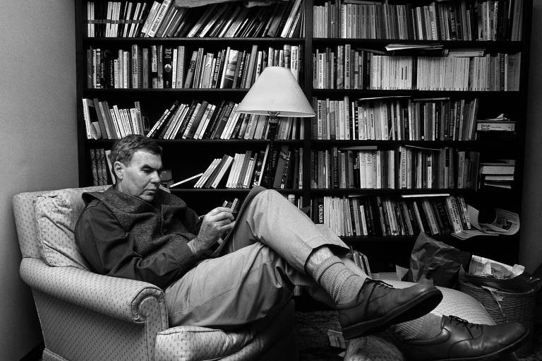 o escritor americano Raymond Carver (1938-1988) em foto de 1984 nos Estados Unidos