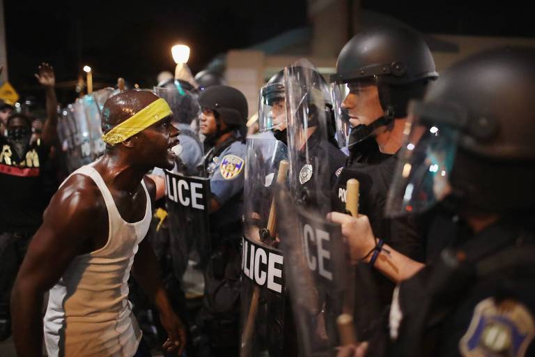 Manifestante encara policiais durante protesto contra absolvio de policial que matou negro