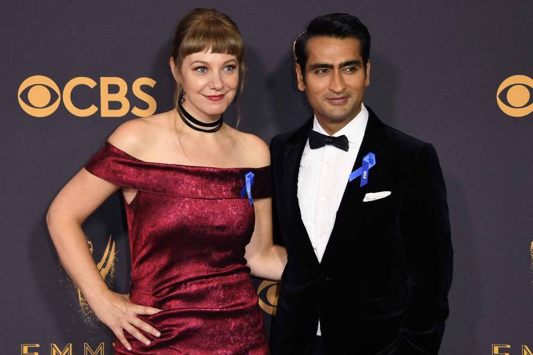 O comediante Kumail Nanjiani e a produtora Emily V. Gordon, de "The Big Sick", no tapete vermelho do Emmy de 2017