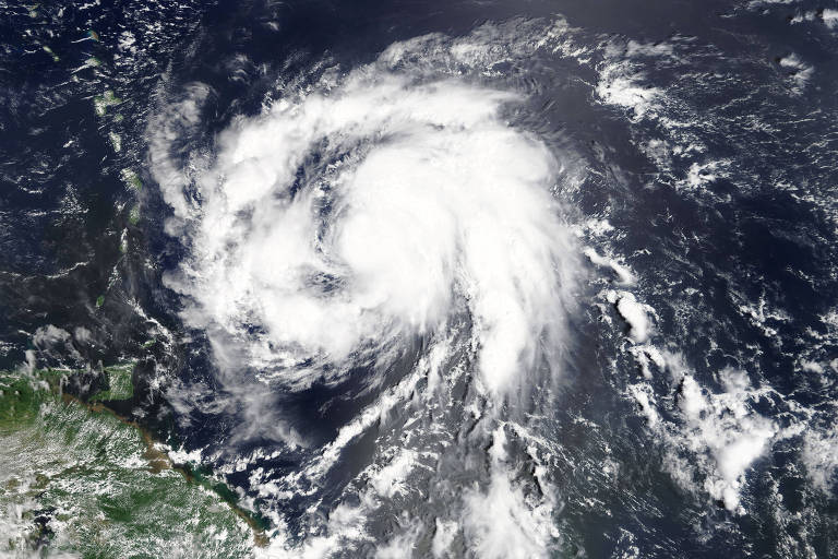 O furacão Maria em imagem de satélite; fenômeno se aproxima da ilha de Martinica