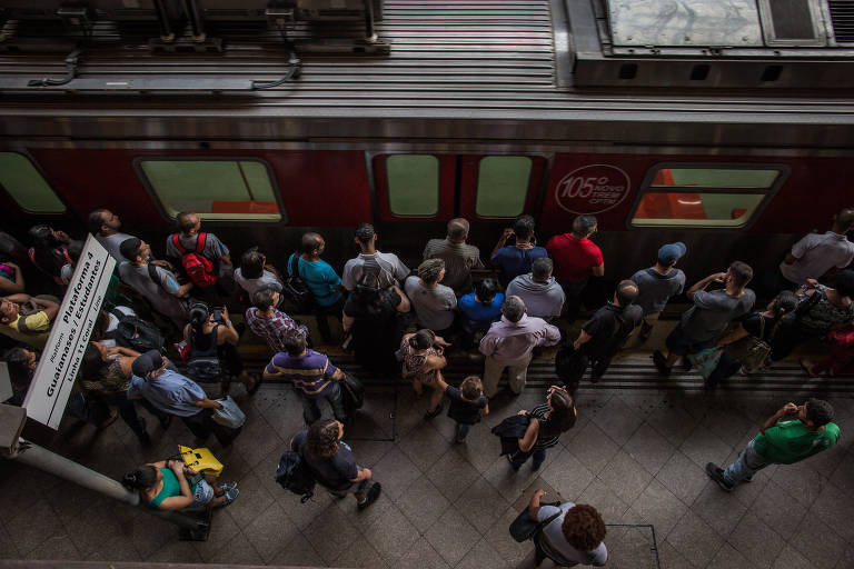 Com vista do alto, passageiros aguardam na plataforma da Estação da Luz, que terá área para embarque de um trem expresso para o aeroporto de Guarulhos
