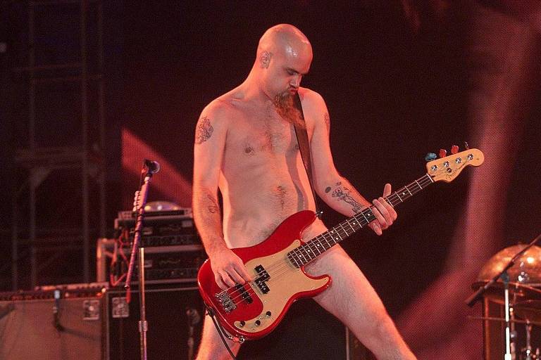 Nick Olivieri, do Queens of the Stone Age, se apresentou nu durante show no Rock in Rio 2001