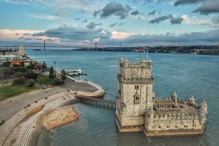A torre de Belém foi construída na praia de Belém, que hoje é rodeada pelas águas do rio Tejo. A torre fica virada para a margem. Ela é ligada à terra por uma passarela.