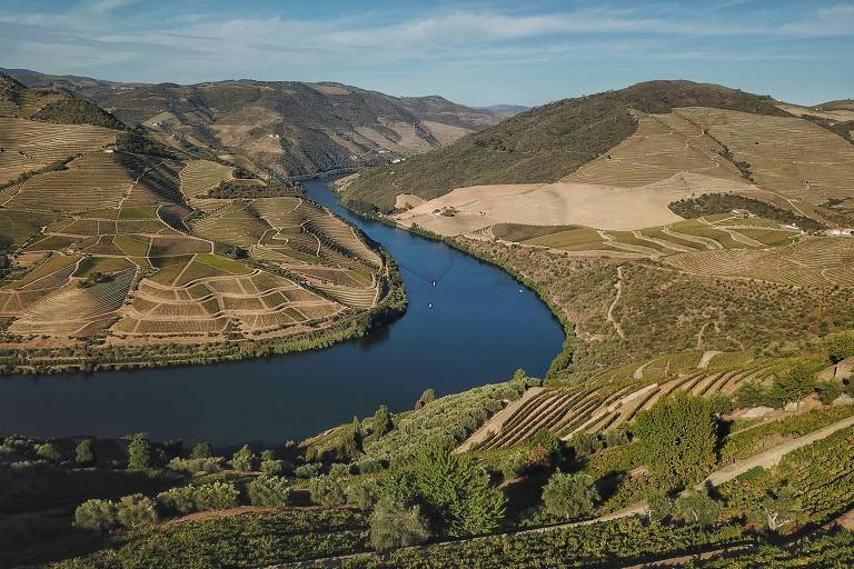 Rio Douro cruza uma região de morros, nas quais as vinheiras estão plantadas em degraus, que são os socalcos