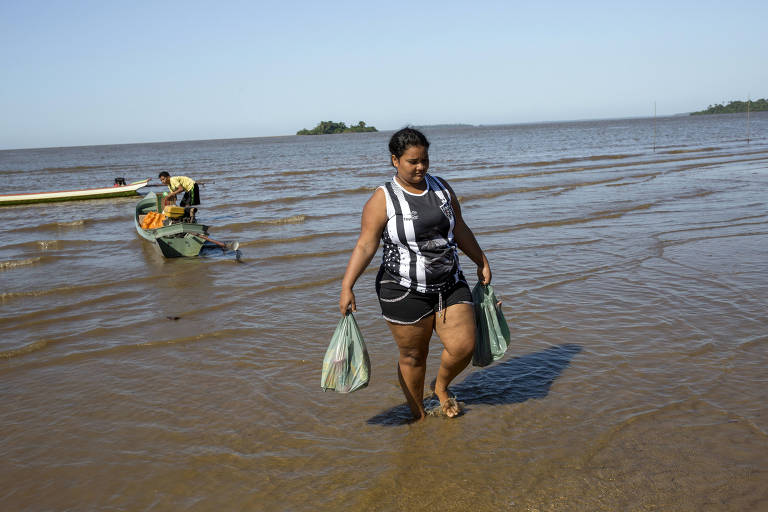 Ana Cláudia Caranha e o filho, Gabriel, na volta de uma loja em Muaná, onde compraram alimentos para a semana, incluindo uma série de produtos da Nestlé