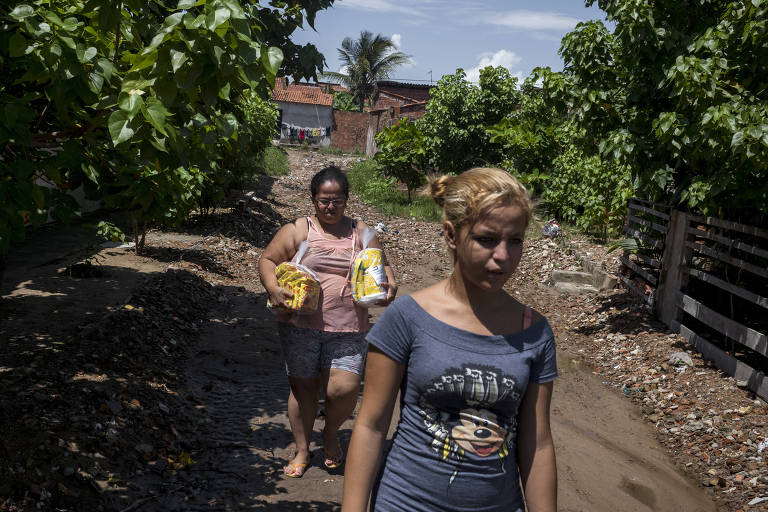 Celene da Silva, uma das milhares de vendedoras de porta em porta da Nestlé, e sua filha, Sabrina, fazem entregas em Fortaleza. Segundo Silva, os clientes estão especialmente interessados em doces, como o chocolate Kit-Kat