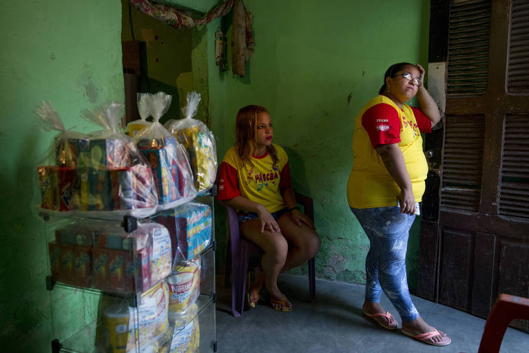 Celene da Silva, uma das milhares de vendedoras de porta em porta da Nestlé, e sua filha, Sabrina, fazem entregas em Fortaleza. Segundo Silva, os clientes estão especialmente interessados em doces, como o chocolate Kit-Kat