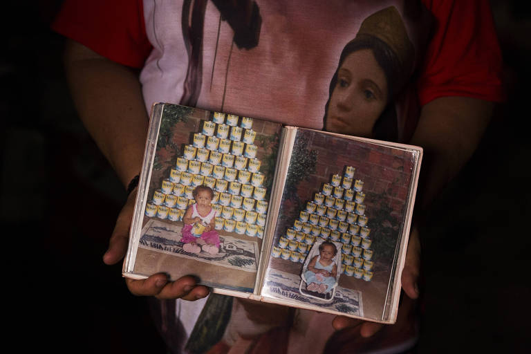 Joana d'Arc de Vasconcellos mostra fotos da bebê Vittoria (que hoje, aos 17 anos, tem hipertensão e distúrbio hormonal) em frente a uma pirâmide de latas vazias de leite em pó da Nestlé