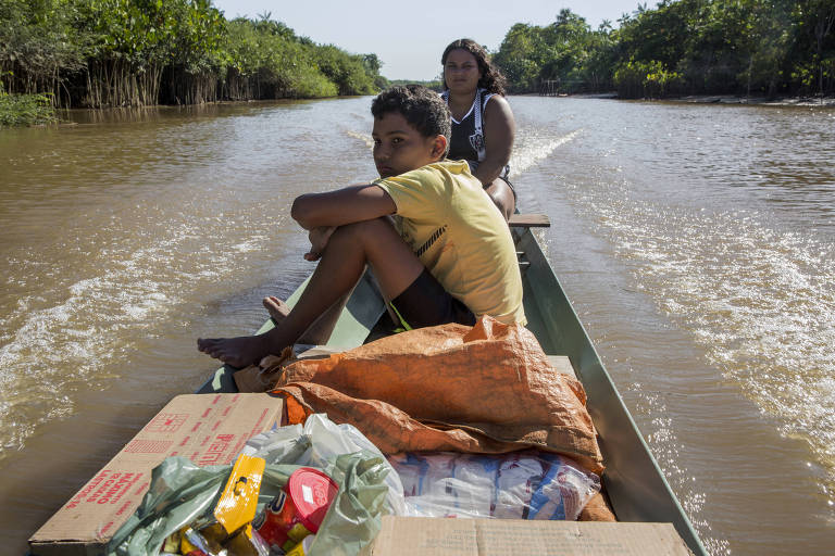 Ana Cláudia Caranha e o filho, Gabriel, na volta de uma loja em Muaná, onde compraram alimentos para a semana, incluindo uma série de produtos da Nestlé