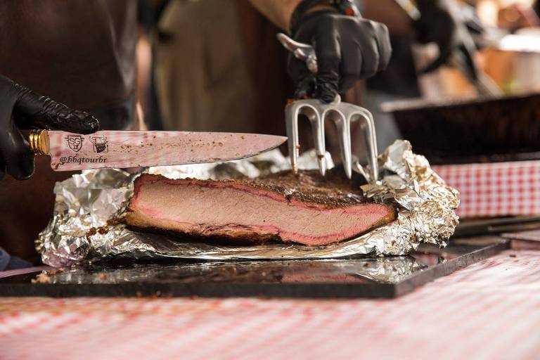 Churrasqueiro corta carne em edição do BBQ