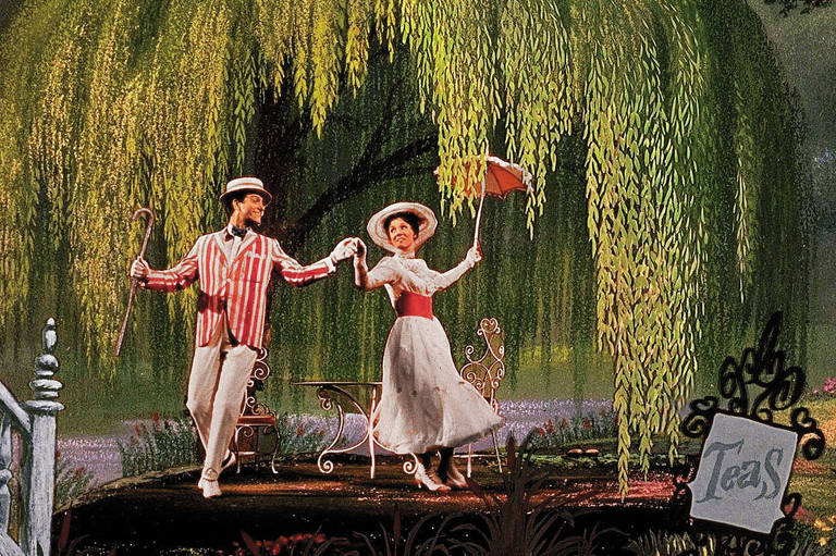 Dick Van Dyke e Julie Andrews em cena de "Mary Poppins" (1964)
