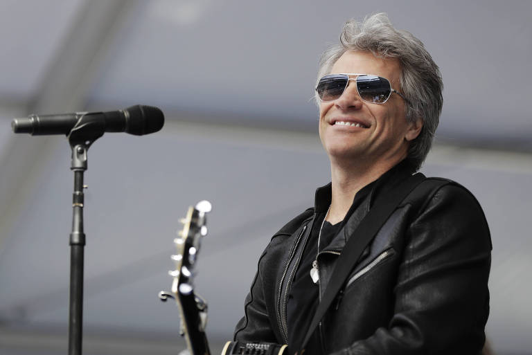 Jon Bon Jovi durante show surpresa em New jersey, EUA, me maio deste ano