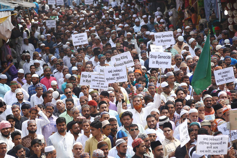 Demonstrators hold placards during a protest rally against what they say is Myanmar's persecution of Rohingya Muslims, in Ajmer, India, September 15, 2017. REUTERS/Himanshu Sharma ORG XMIT: DEL204
